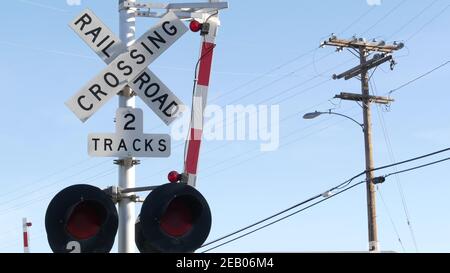 Warnsignal für Bahnübergänge in den USA. Crossbuck-Hinweis und rote Ampel an der Kreuzung der Eisenbahnstraße in Kalifornien. Eisenbahnverkehr Sicherheit sy Stockfoto