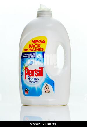 Persil nicht bio Mega Pack Kleidung Haushalt Hausarbeiten Waschen Flüssige große Flasche auf weißem Hintergrund mit Reflexion Stockfoto