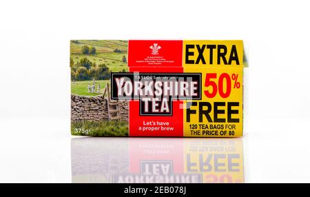 Yorkshire Teebeutel Box mit 50% extra kostenloses Angebot auf weißem Hintergrund mit Reflexion geschossen. Stockfoto