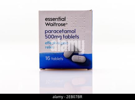 Waitrose Paracetamol 500 mg Box auf weißem Hintergrund mit Reflexion Stockfoto