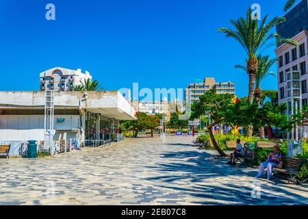 HAIFA, ISRAEL, 11. SEPTEMBER 2018: Blick auf eine schmale Straße im Zentrum von Haifa, Israel Stockfoto