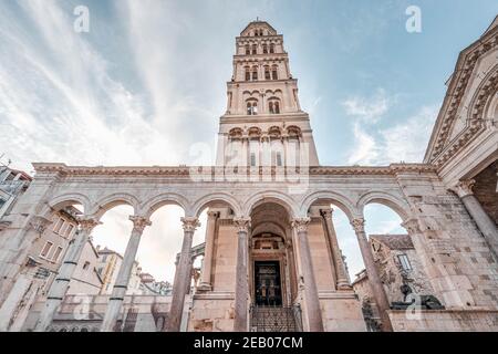 Split, Kroatien - 15. Aug 2020: Blick nach oben auf den Glockenturm der Kathedrale von St. Domnius im Diokletianpalast Stockfoto