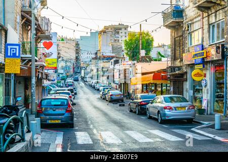 HAIFA, ISRAEL, 12. SEPTEMBER 2018: Blick auf eine schmale Straße im Zentrum von Haifa, Israel Stockfoto