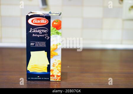 POSEN, POLEN - 02. März 2016: Offene Kiste von Barilla Lasagne auf Holztisch Stockfoto