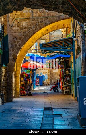 ACRE, ISRAEL, 12. SEPTEMBER 2018: Schmale Straße in der Altstadt von Akko, Israel Stockfoto