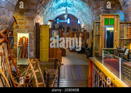 ACRE, ISRAEL, 12. SEPTEMBER 2018: Das Innere der Schätze im Wandmuseum in Akko/Acre, Israel Stockfoto