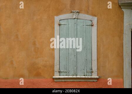 Typische Fensterläden aus Holz auf einer Lehmwand in Aubagne, Bouches-du-Rhône, Provence Frankreich. Stockfoto