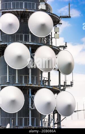 Telekommunikationsturm und Infrastruktur aus nächster Nähe. Stockfoto