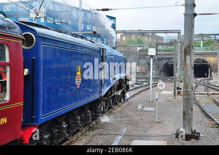 Klasse A4 Pacific No 60007 'Sir Nigel Gresley' erwartet Abfahrt von Kings Cross mit der Krönung-Bahntour 2008 nach Edinburgh. Stockfoto