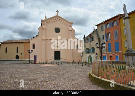 Panoramablick auf die katholische Pfarrei Saint Sauveur und die bunten traditionellen Lehmhäuser in Aubagne, Bouches-du-Rhône, Provence Frankreich. Stockfoto