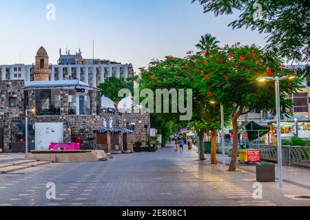 TIBERIAS, ISRAEL, 14. SEPTEMBER 2018:Blick bei Sonnenuntergang auf die al bahr Moschee in Tiberias, Israel Stockfoto