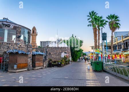 TIBERIAS, ISRAEL, 14. SEPTEMBER 2018:Blick bei Sonnenuntergang auf die al bahr Moschee in Tiberias, Israel Stockfoto