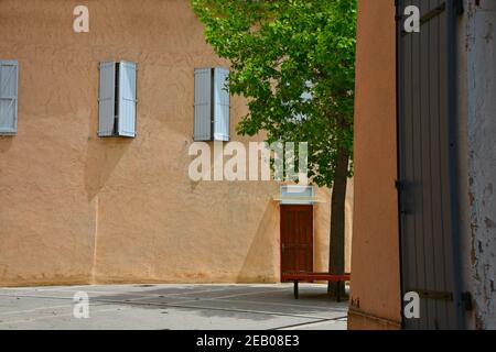 Traditionelle Lehmhaus Fassade mit typischen hölzernen grauen Fensterläden in Aubagne, Bouches-du-Rhône, Provence Frankreich. Stockfoto