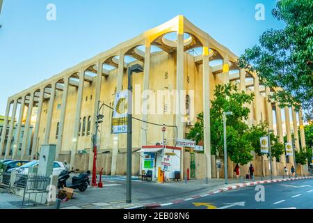 TEL AVIV, ISRAEL, 15. SEPTEMBER 2018: Vor der großen Synagoge von Tel aviv, Israel, spazieren Menschen Stockfoto