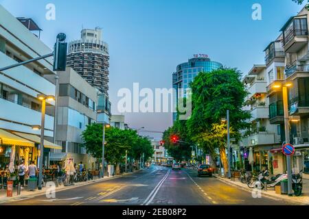 TEL AVIV, ISRAEL, 15. SEPTEMBER 2018: Blick auf die dizengoff Straße im Zentrum von Tel Aviv, Israel Stockfoto