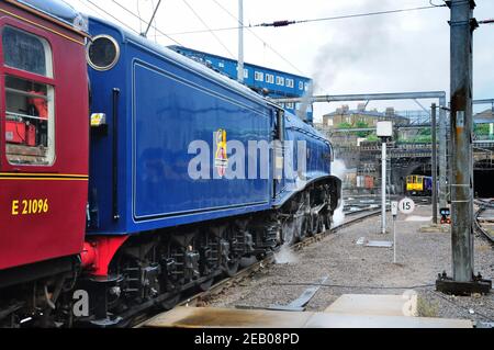 Klasse A4 Pacific No 60007 'Sir Nigel Gresley' erwartet Abfahrt von Kings Cross mit der Krönung-Bahntour 2008 nach Edinburgh. Stockfoto