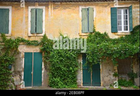 Traditionelle Lehmhaus-Fassade mit den typischen grünen Holzfensterläden in Aubagne, Bouches-du-Rhône, Provence Frankreich. Stockfoto