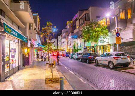 TEL AVIV, ISRAEL, 10. SEPTEMBER 2018: Nachtansicht einer schmalen Straße im Zentrum von Tel Aviv, Israel Stockfoto