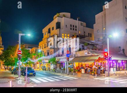 TEL AVIV, ISRAEL, 10. SEPTEMBER 2018: Nachtansicht einer schmalen Straße im Zentrum von Tel Aviv, Israel Stockfoto