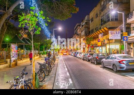TEL AVIV, ISRAEL, 10. SEPTEMBER 2018: Nachtansicht einer schmalen Straße im Zentrum von Tel Aviv, Israel Stockfoto
