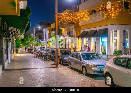 TEL AVIV, ISRAEL, 10. SEPTEMBER 2018: Nachtansicht einer schmalen Straße im Zentrum von Tel Aviv, Israel Stockfoto