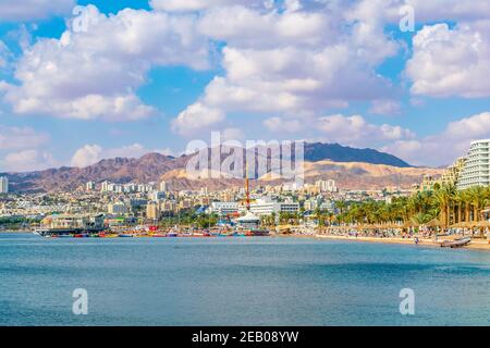 EILAT, ISRAEL, 30. DEZEMBER 2018: Die Menschen genießen einen sonnigen Tag an einem Strand in Eilat, Israel Stockfoto