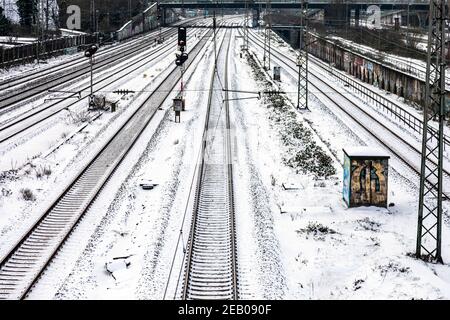 Verschneite Gleise verursachen Störungen im Schienenverkehr Stockfoto