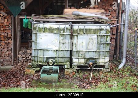 Blick auf zwei Wasserspeicher in einem alten Hinterhof Stockfoto