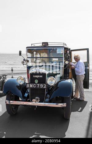 1935 Beardmore Taxi - das Paramount 4 Landaulette Modell ist der einzige bekannte abgeschlossen und läuft in der Welt an der Küste von Weymouth. Stockfoto