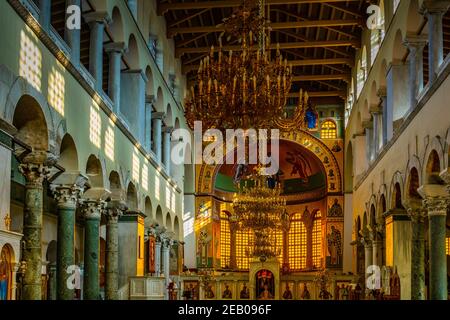 THESSALONIKI, GRIECHENLAND, 8. SEPTEMBER 2017: Das Innere der Agios Dimitrios Kirche in Thessaloniki, Griechenland Stockfoto