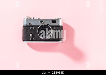 Alte Film-Fotokamera auf einem hellen rosa Hintergrund Stockfoto