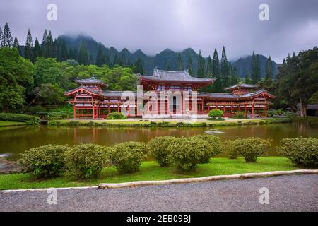 Schöne Byodo-In Temple die Koolau Mountains im Tal der Tempel auf Oahu, Hawaii Stockfoto