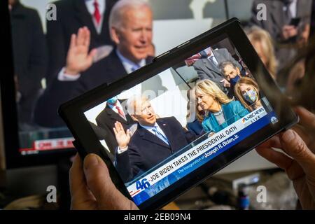 Eine Frau sieht sich die Streaming-Präsentation der Amtseinführung von Präsident Joseph Biden und Vizepräsident Kamala Harris am Mittwoch, 20. Januar 2021, 46th an. (© Richard B. Levine) Stockfoto