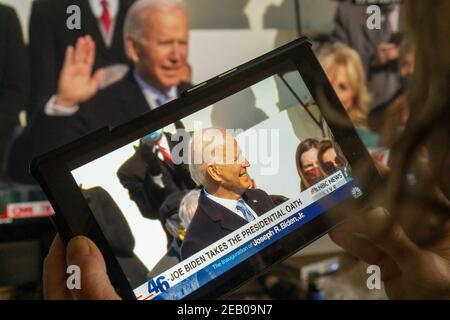 Eine Frau sieht sich die Streaming-Präsentation der Amtseinführung von Präsident Joseph Biden und Vizepräsident Kamala Harris am Mittwoch, 20. Januar 2021, 46th an. (© Richard B. Levine) Stockfoto