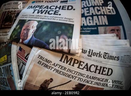 Schlagzeilen von Zeitungen in New York am Donnerstag, 14. Januar 2021 berichten über die zweite Amtsenthebung von Präsident Donald Trump. (© Richard B. Levine) Stockfoto