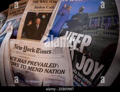 Schlagzeilen der Zeitungen in New York am Donnerstag, 21. Januar 2021 berichten über die Amtseinführung von Präsident Joseph Biden und Vizepräsident Kamal Harris in den Vortagen. (© Richard B. Levine) Stockfoto