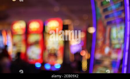 Unschärfe-Spielautomaten leuchten im Casino auf dem fabelhaften Las Vegas Strip, USA. Verschwommene Jackpot-Spielautomaten im Hotel in der Nähe der Fremont Street. Leuchtendes Neon Stockfoto