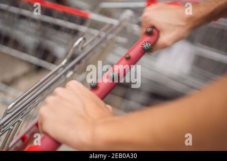 Coronaviren Covid-19 auf einem Trolley-Griff in einem Supermarkt, während der Pandemie des Coronavirus Stockfoto