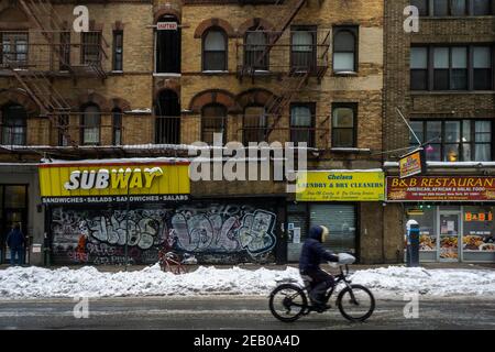 Ein Franchise der Subway Sandwich-Kette im Stadtteil Chelsea in New York ist wegen des Wintersturms der Vortage am Dienstag, den 2. Februar 2021, geschlossen. (© Richard B. Levine) Stockfoto