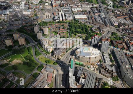 Luftaufnahmen von Leeds, einschließlich der ersten Direct Arena (auch bekannt als Leeds Arena) im Bau, Leeds, West Yorkshire Stockfoto