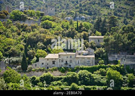 Landschaft mit Panoramablick auf das mittelalterliche Geisterdorf Oppède-le-Vieux mit den alten verlassenen Steinhäusern in Vaucluse Provence Frankreich. Stockfoto