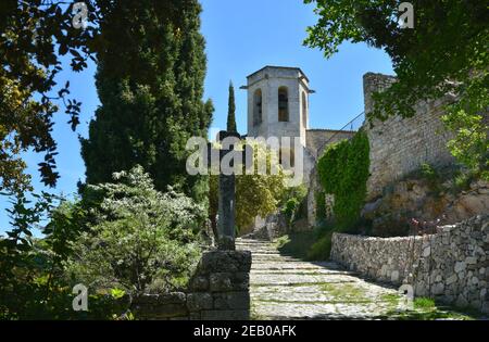 Panoramablick auf die romanische Kapelle Notre-Dame D' Alidon in Oppède-le-Vieux, Vaucluse Provence Frankreich. Stockfoto