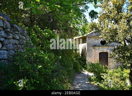 Panoramablick auf die romanische Kapelle Notre-Dame D' Alidon in Oppède-le-Vieux, Vaucluse Provence Frankreich. Stockfoto