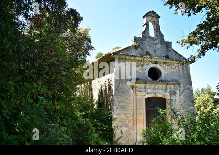 Panoramablick auf die romanische Kapelle Notre-Dame D' Alidon in Oppède-le-Vieux, Vaucluse Provence Frankreich. Stockfoto