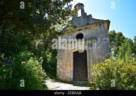 Panoramablick auf die romanische Kapelle Notre-Dame D' Alidon in Oppède-le-Vieux, Vaucluse Provence Frankreich. Stockfoto