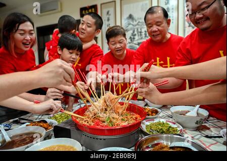 Kuala Lumpur, Malaysia. Februar 2021, 11th. Chinesen essen am Abend des Frühlingsfestes in Kuala Lumpur, Malaysia, 11. Februar 2021. Quelle: Chong Voon Chung/Xinhua/Alamy Live News Stockfoto