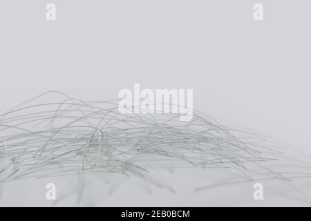 Abstrakt verbundene Kurven, Metalllinien, die durch die Oberfläche gehen, weißer Hintergrund, Corporate Design Stockfoto