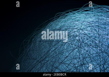 Abstrakt digital verbundene Drähte, blau kreuzende Kurven, Deep-lerning-Netzwerk, modernes Technologiekonzept Stockfoto