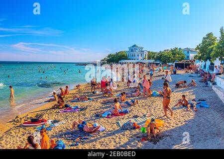 Sandstrand in der Kurstadt Jewpatoria in der Abend Stockfoto