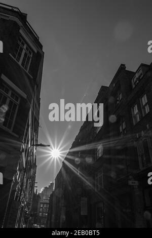 Raues Wintersonnenlicht erzeugt helles Licht und tiefe Schatten in einer Backstreet der Stadt, Charlotte Road, London Stockfoto